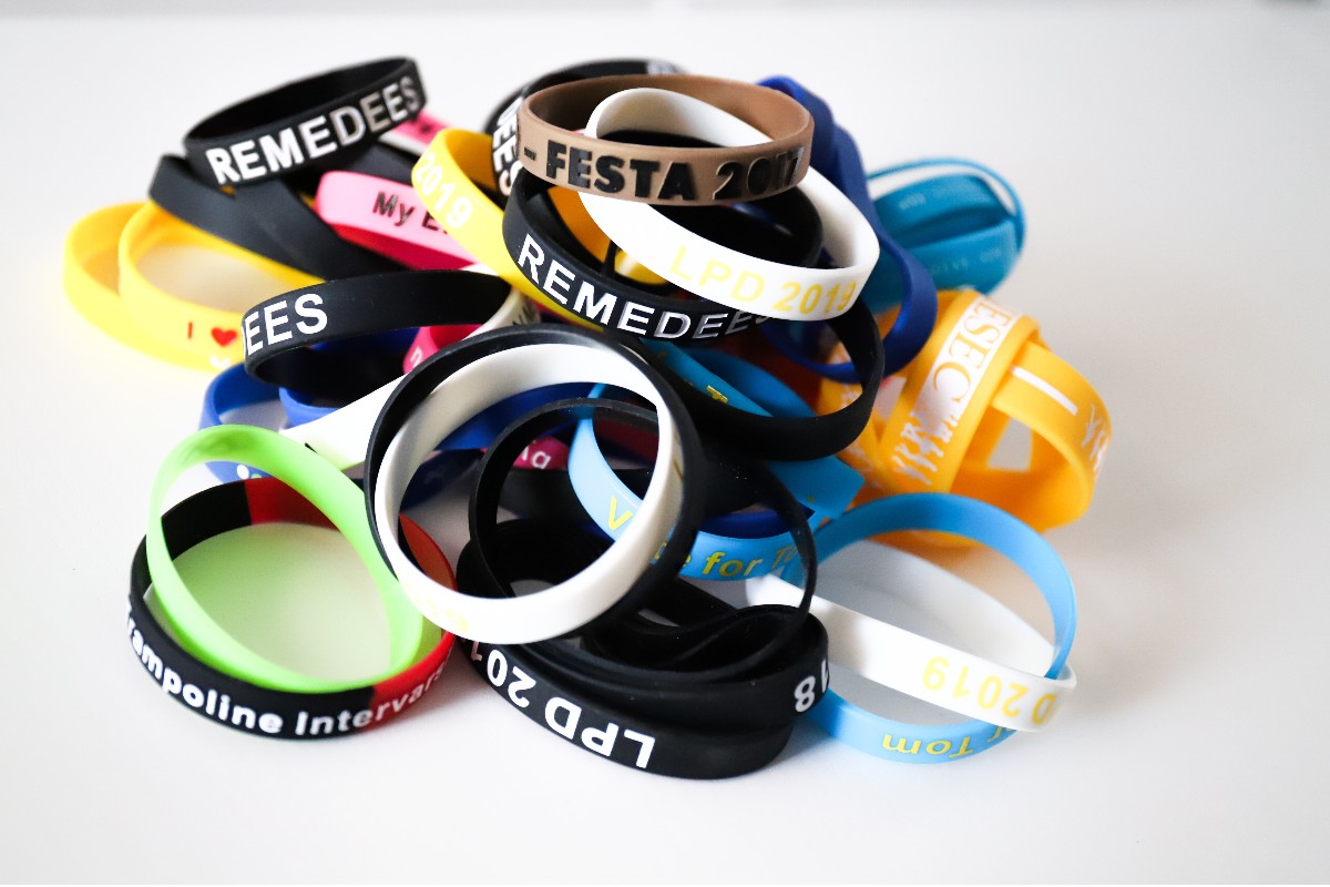 Our guide to bulk silicone wristbands with customisation